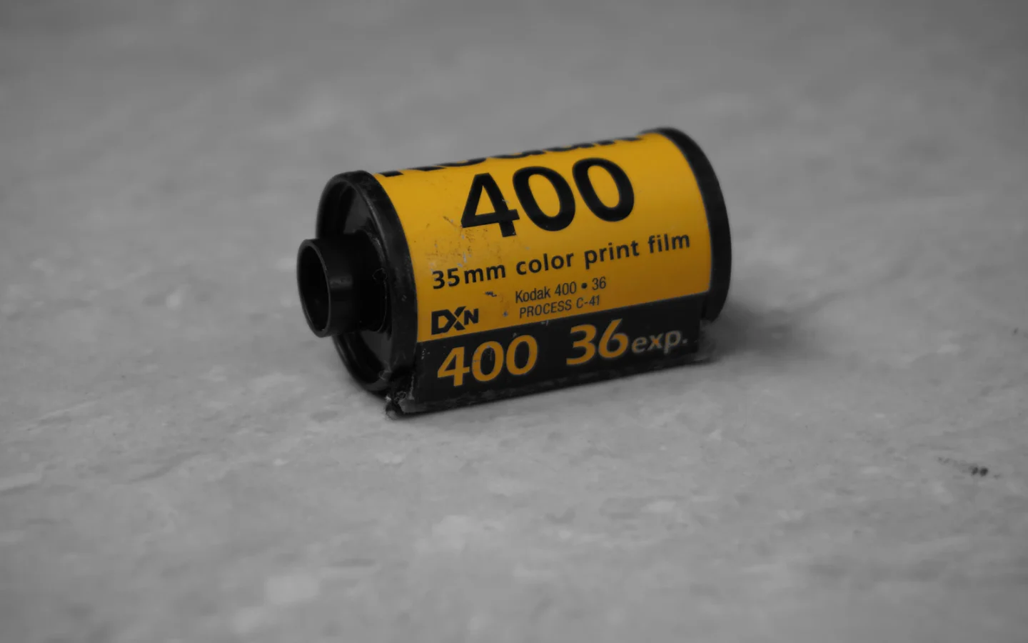 Cuộn film 35mm hiện rõ trong khoang máy ảnh