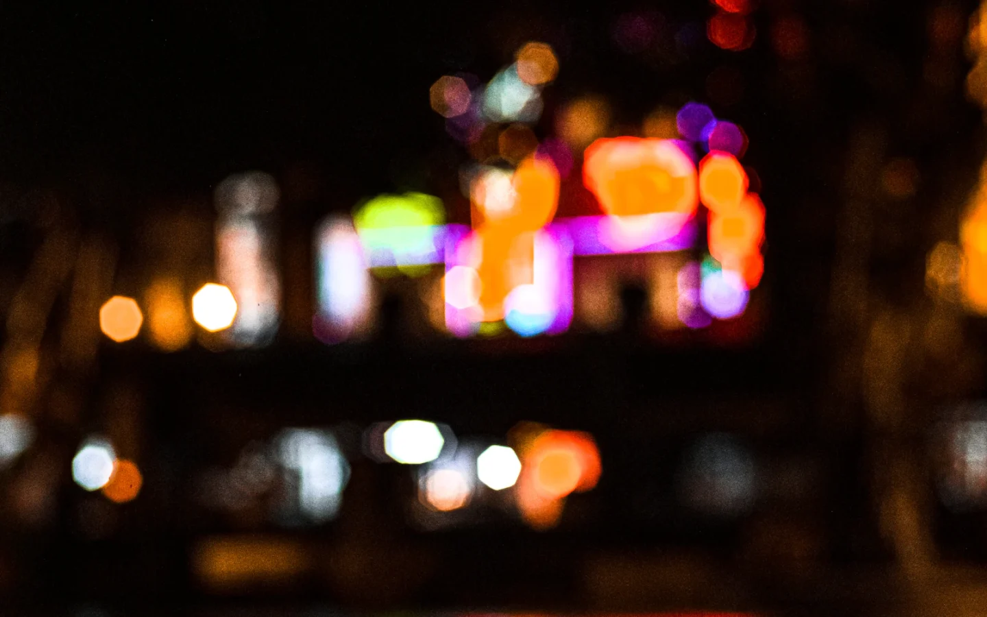 Đèn thành phố ban đêm tan thành những vòng bokeh nhiều màu